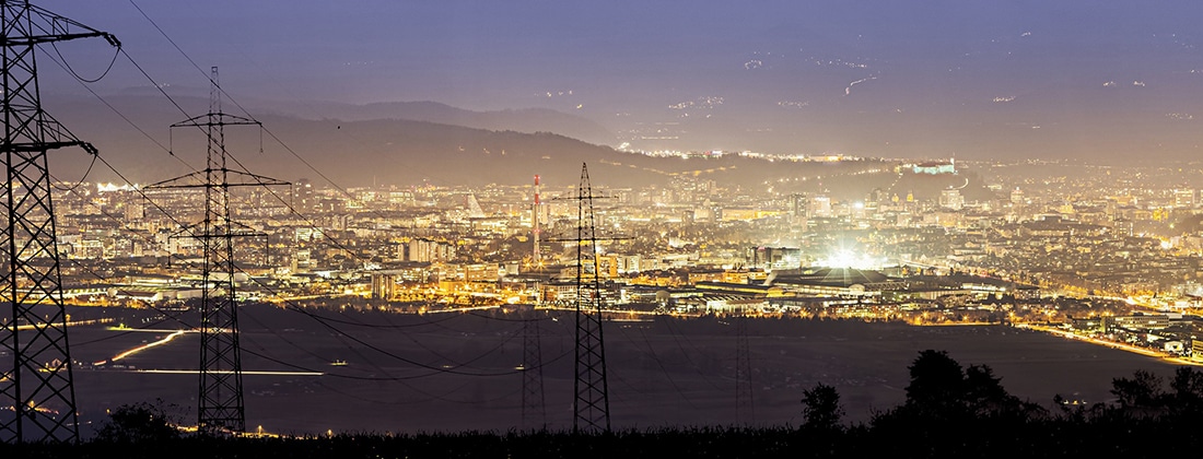 Высоковольтные линии и ночной город